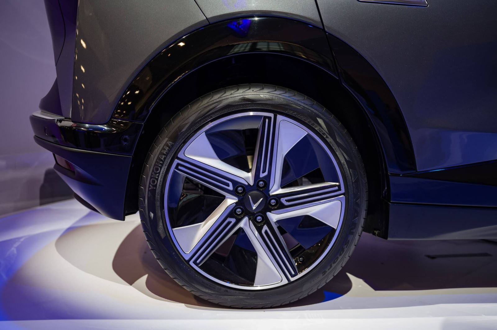 ngoai-that-vf-7-plus